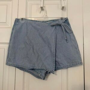 Denim skort with a tie